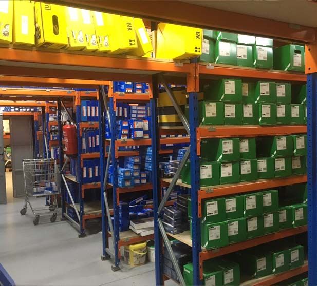 productos en baldas en el almacen